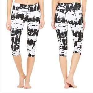 Alo Yoga Black and White Tie Dye Capri Leggings